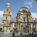 Nuevo junto a Catedral