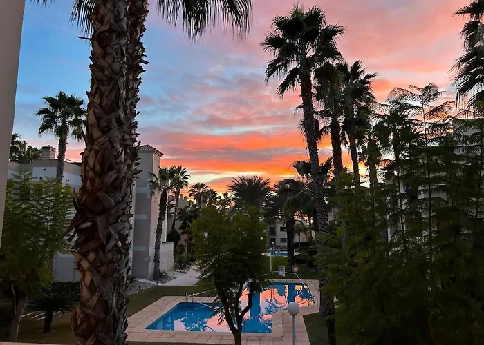 Cozy, Great Views, Walking To Golf Course, Pool
