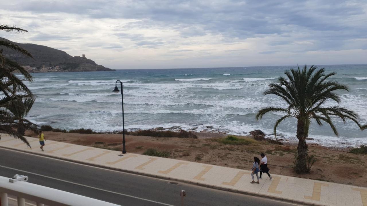 En Primera Linea De Mar. *