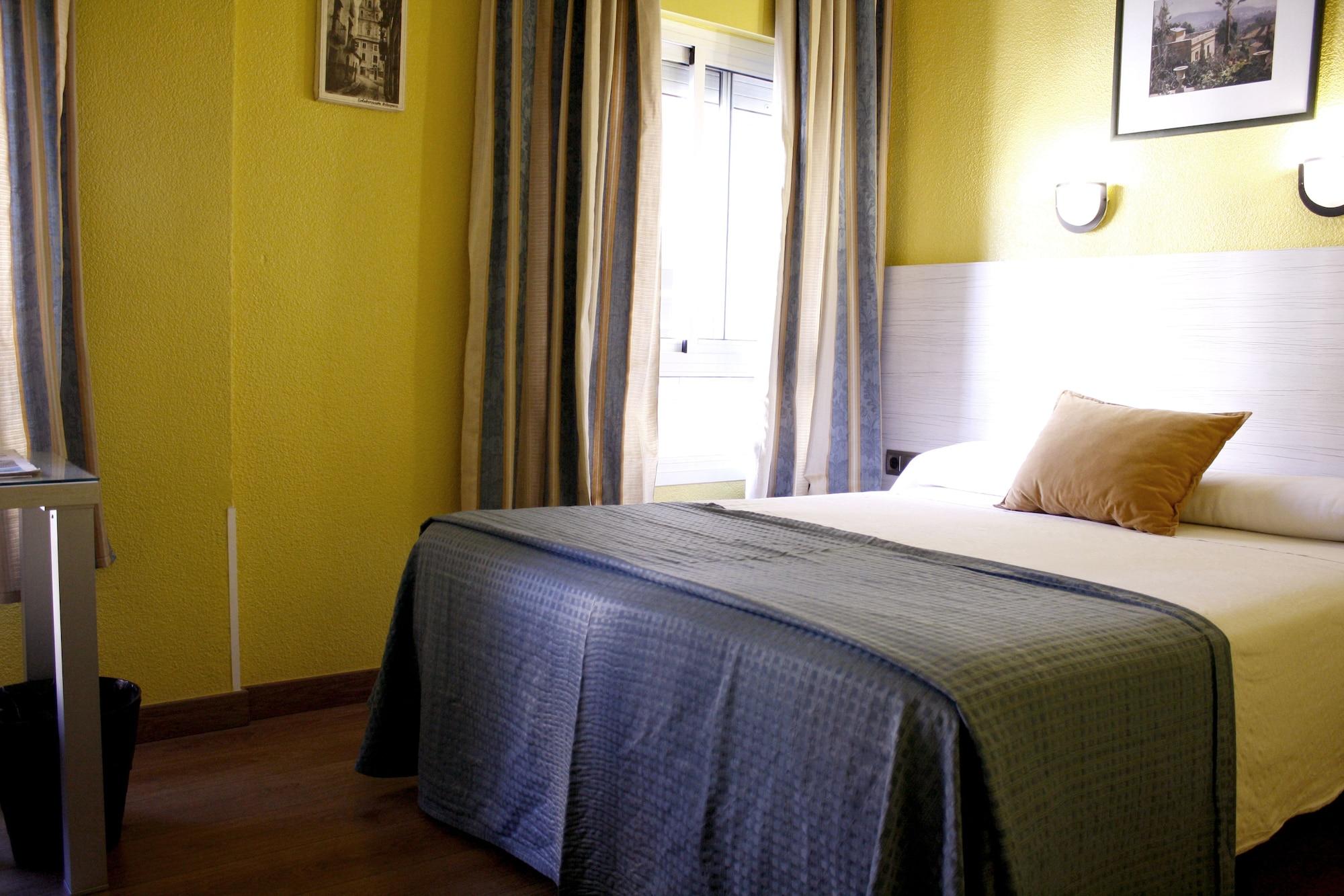 Universal Hotel *