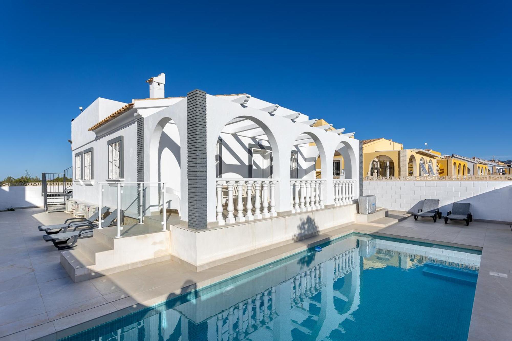 Сasa de vacaciones 4 Bed Private Heated Pool New Sierra Golf