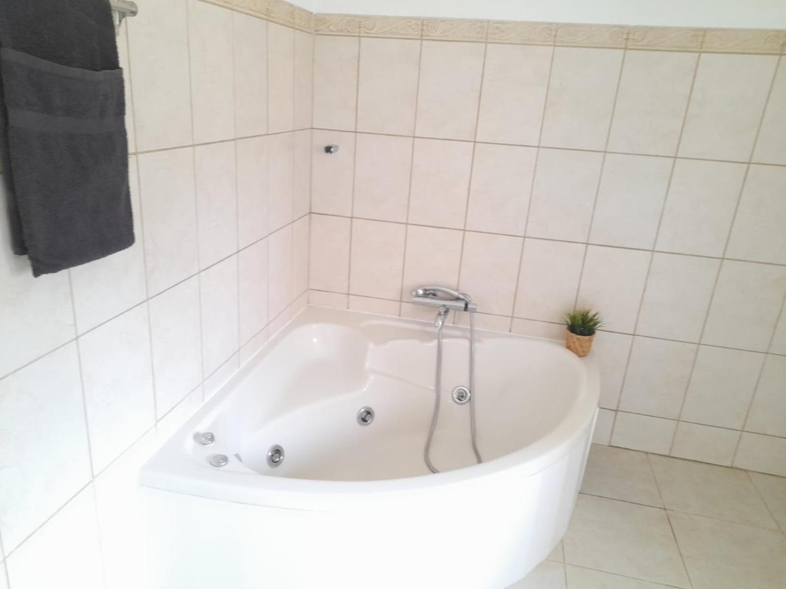 Beautiful Enjoy, With A Shared Pool *
