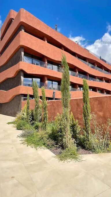 Apartamento Y Piscina Junto A La *