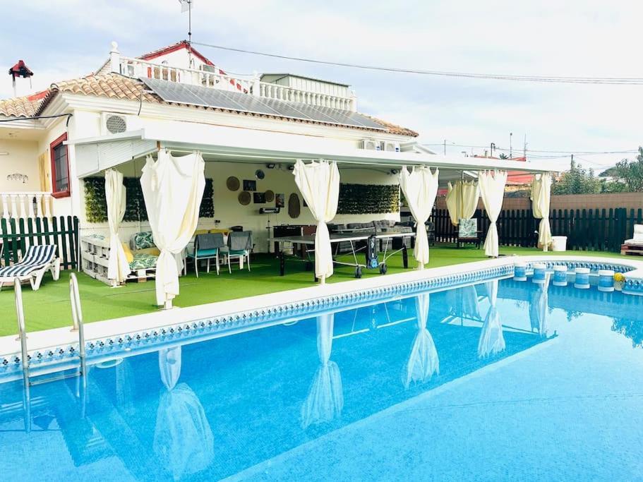 A 4km De Con Piscina Y Caliente Holiday home