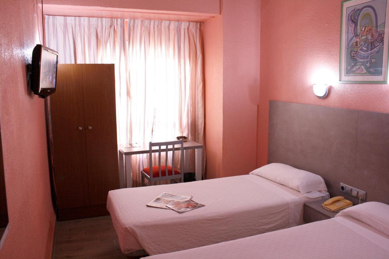 Universal Hotel *